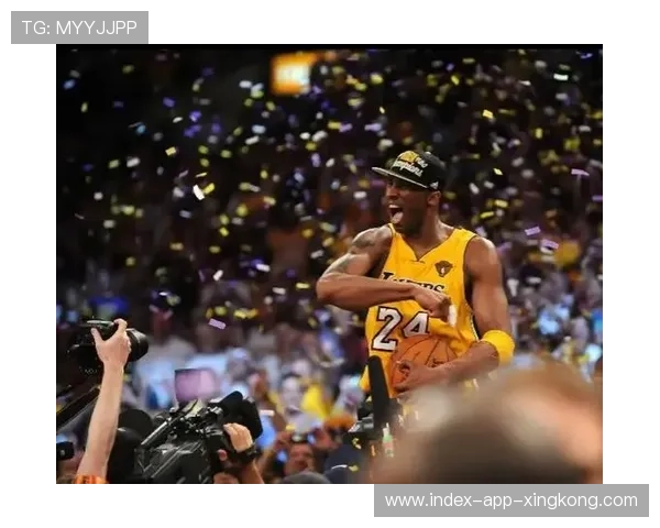 传奇球星回归主场,观众全体起立致敬